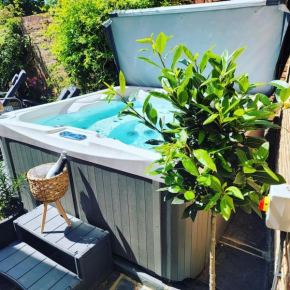 Executive Suite with Private HotTub, Full SkyTV in 600 Year Old Manor House